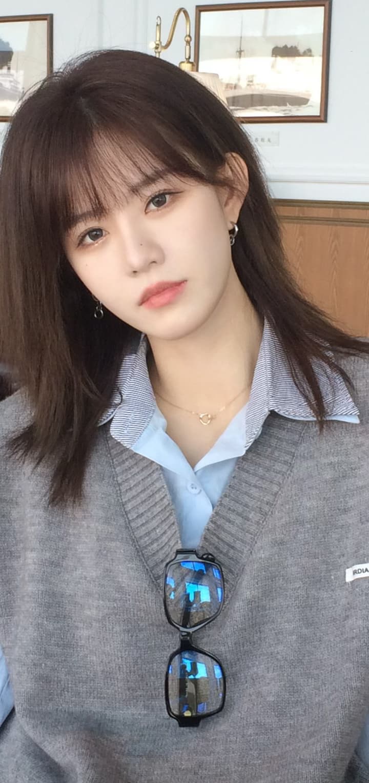 柏欣妤在咖啡馆的五月自拍